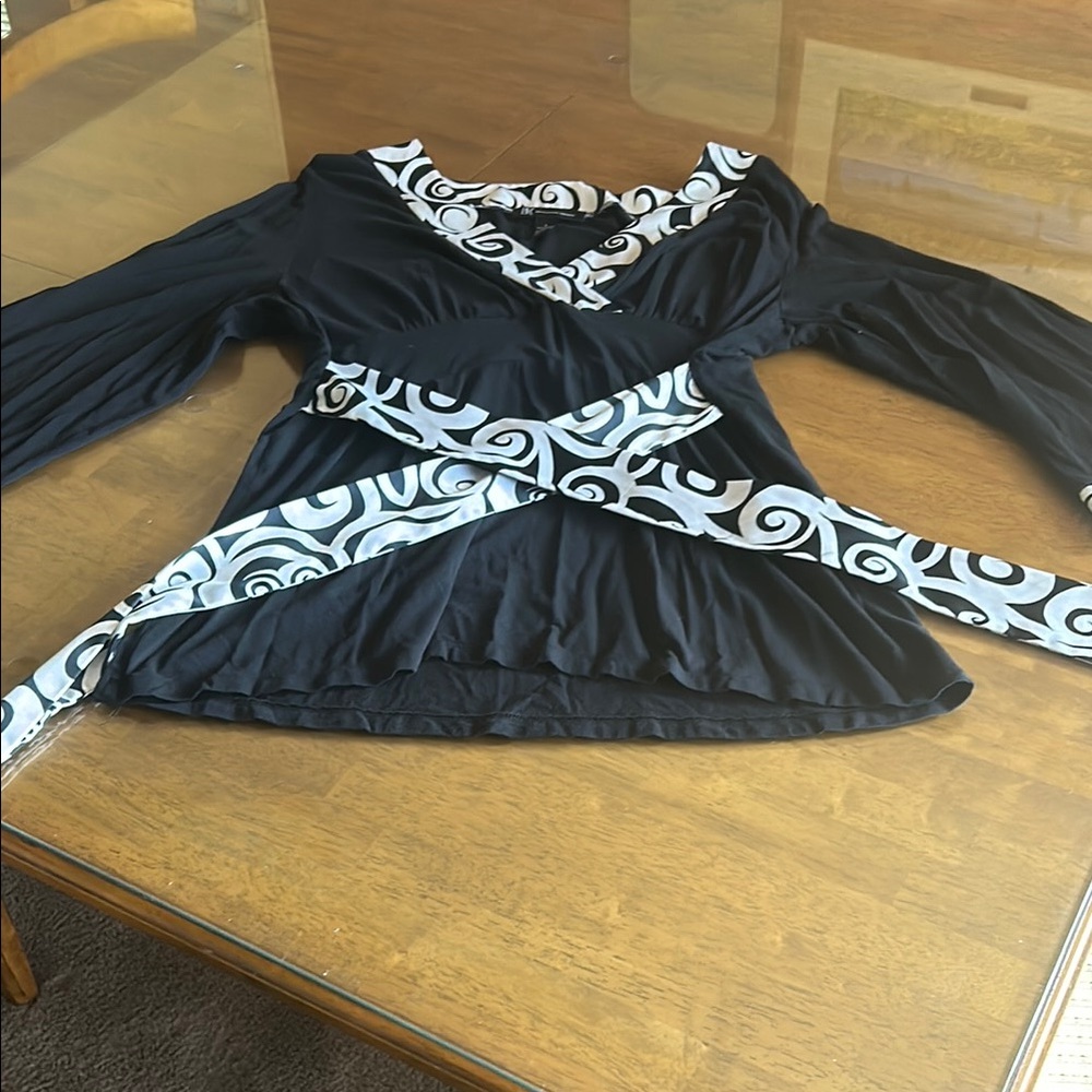 Black and White Swirl Patterned Top